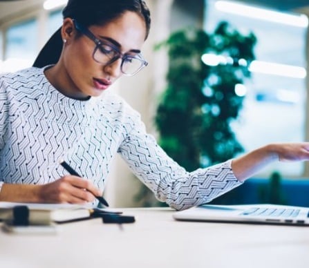 SAT actualiza catálogos del CFDI 4.0: cambios en pedimentos y patentes aduanales