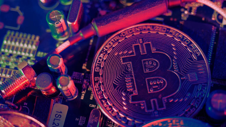 SAT y UIF perfeccionan la mira en operaciones con criptomonedas y sector inmobiliario SAT y UIF perfeccionan la mira en operaciones con criptomonedas y sector inmobiliario